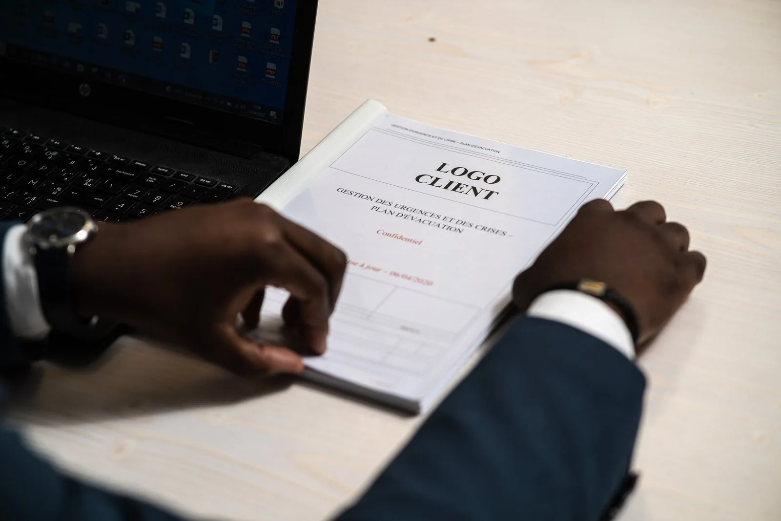 Examen d’un dossier d’étude à un poste de travail