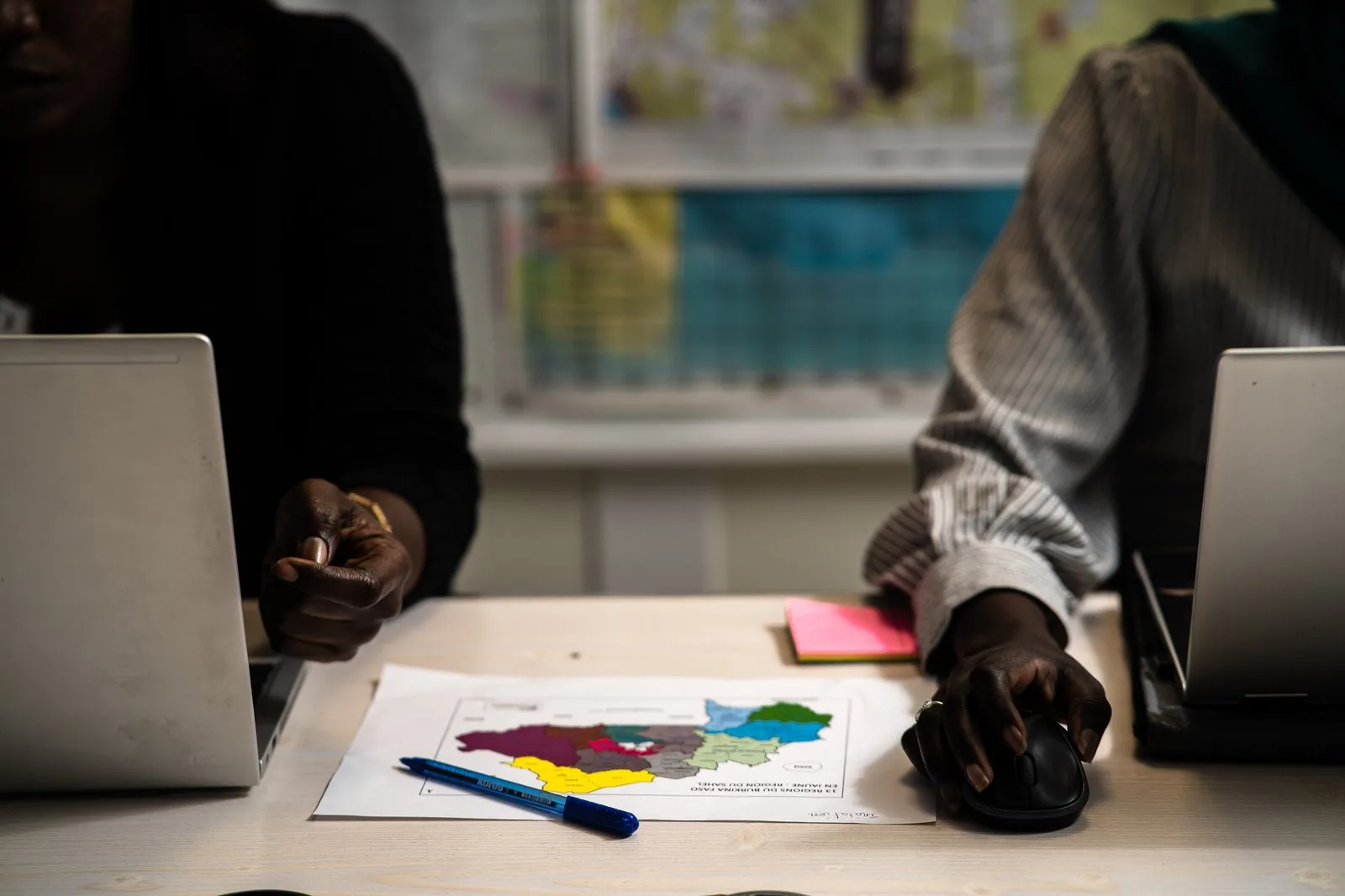 Travail en équipe autour d’une carte régionale